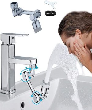 Osoba koja se umiva ispod slavine sa podesivom glavom za prskanje.