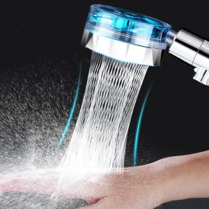 Turbo ručica tuša sa ventilatorom kako voda pada na ruku.