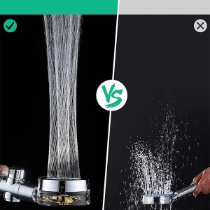 Uporedna slika dve različite ručice tuša - jedna sa snažnim mlazom vode i druga sa slabijim.