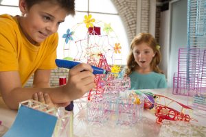 Deca koriste 3D olovku i PLA filament za kreativnu gradnju modela