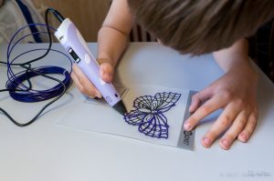 Dete koristi 3D olovku i PLA filament za crtanje cveta