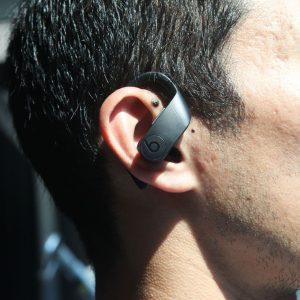 Čovek koji koristi Powerbeats Pro bezićne slušalice
