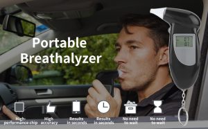 Muškarac koristi prenosivi alkotester u automobilu sa prikazanim rezultatom