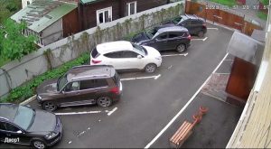 Dnevni prikaz snimka iz SMART PTZ kamere koji pokazuje parkirana vozila