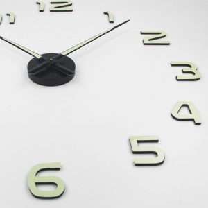 Detaljni prikaz 3D zidnog sata sa izdvojenim brojevima i kazaljkama na beloj pozadini