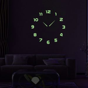 Moderan 3D zidni sat koji svetli u mraku postavljen iznad troseda u dnevnoj sobi