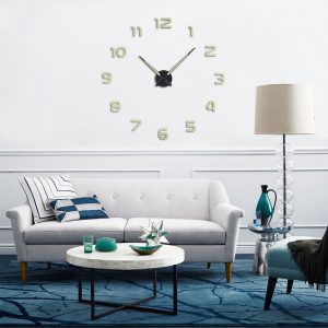 Zidni 3D sat sa svetlucavim brojevima u modernoj dnevnoj sobi