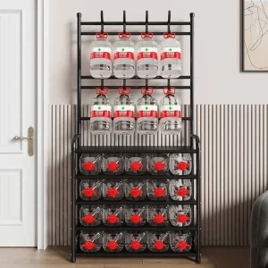 Crni metalni stalak punjen sa više redova plastičnih flaša sa crvenim čepovima, za organizovanje pića ili skladištenje