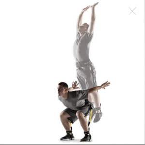Sportista izvodi vežbu za skok sa Latex Pojasom za Skokove, demonstrirajući poboljšanje balansa i snage nogu sa podesivim pojasom i gležnjevima