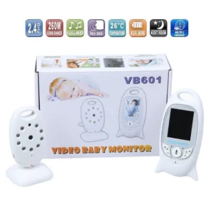 Kutija proizvoda Mali Čuvar Sna VB601 sa prikazom bebi monitora i kamere, ističući višejezičnu podršku i razne funkcije uređaja kao što su uspavanke i dvosmerna komunikacija