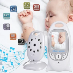 Bebi monitor Mali Čuvar Sna VB601 prikazan pored spavaće bebe, sa naglašenim karakteristikama kao što su noćni režim, 2,4 GHz signal, temperature i domet