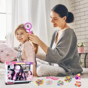Majka koristi set za pravljenje pletenica i frizure na devojčici u domaćem okruženju